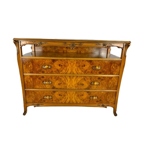 1039 - Vintage 18th century style French provincial burr walnut side cabinet with glass top. 115/80/89cm