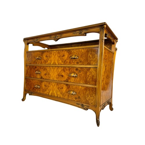 1039 - Vintage 18th century style French provincial burr walnut side cabinet with glass top. 115/80/89cm