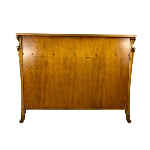 1039 - Vintage 18th century style French provincial burr walnut side cabinet with glass top. 115/80/89cm