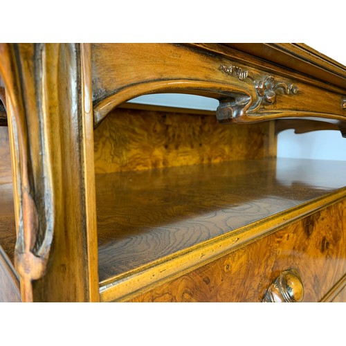 1039 - Vintage 18th century style French provincial burr walnut side cabinet with glass top. 115/80/89cm