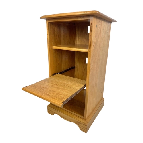 1068 - Blonde Ercol shelving unit with slide out shelf. 43/45/82cm