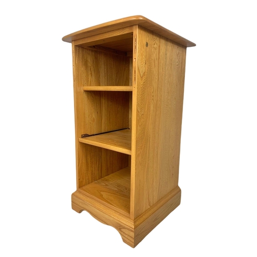 1068 - Blonde Ercol shelving unit with slide out shelf. 43/45/82cm