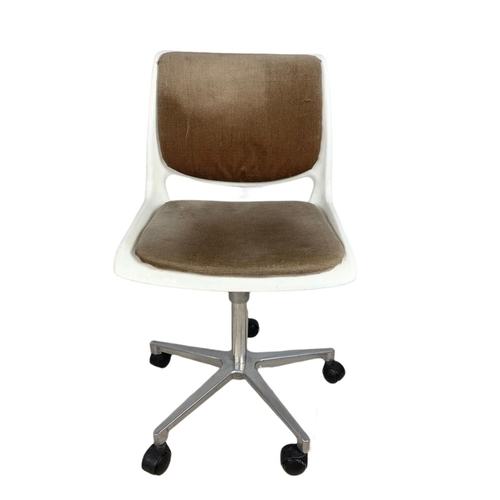 1070 - Norwegian mid century swivel chair designed by Bendt Winge, Oslo Norway