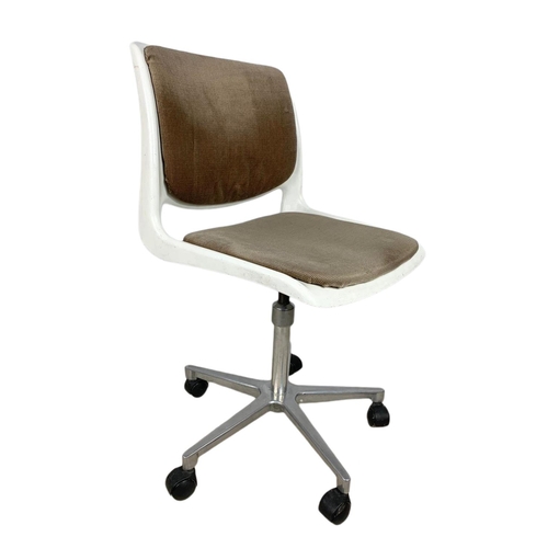 1070 - Norwegian mid century swivel chair designed by Bendt Winge, Oslo Norway