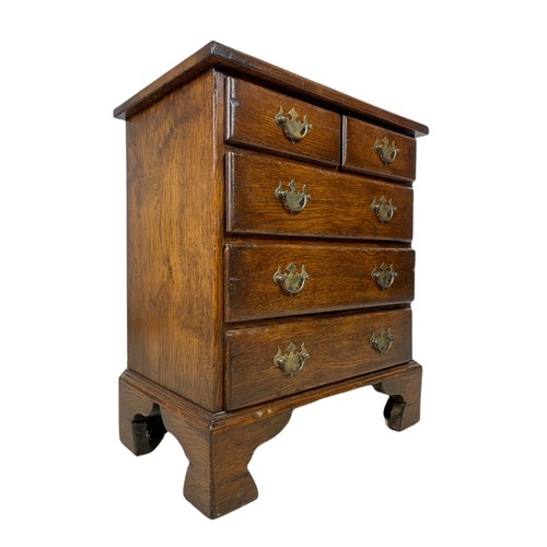 953 - Vintage Georgian style small oak chest of drawers. 39.5/31.5/59cm