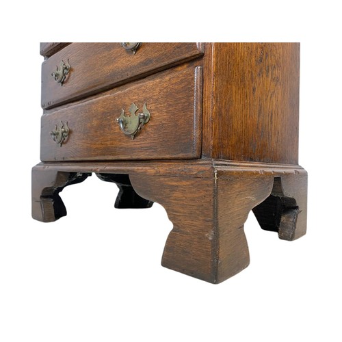 953 - Vintage Georgian style small oak chest of drawers. 39.5/31.5/59cm