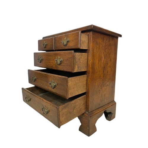 953 - Vintage Georgian style small oak chest of drawers. 39.5/31.5/59cm