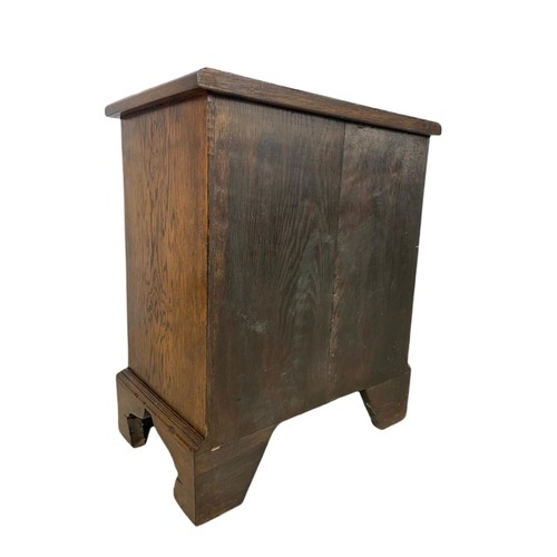 953 - Vintage Georgian style small oak chest of drawers. 39.5/31.5/59cm