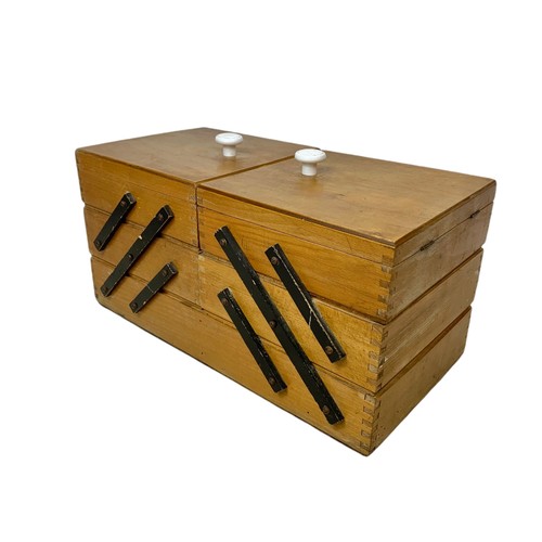 724 - Mid century sewing box. 42/20/20cm