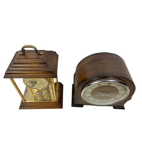 725b - 2 vintage mantle clocks. 1 with key and pendulum. 25cm