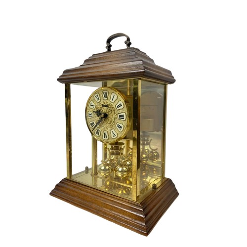 725b - 2 vintage mantle clocks. 1 with key and pendulum. 25cm