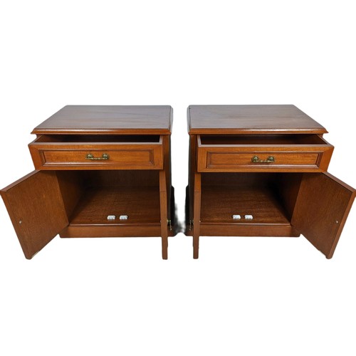 1083 - Pair of bedside cabinets 62/41/61cm