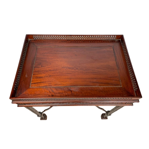 1086 - Carved mahogany silver table in the mid 18th century Chippendale style. 62/42/67cm