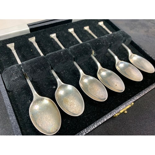 654c - Set of 6 sterling silver Sheffield early 20th century spoons in case.