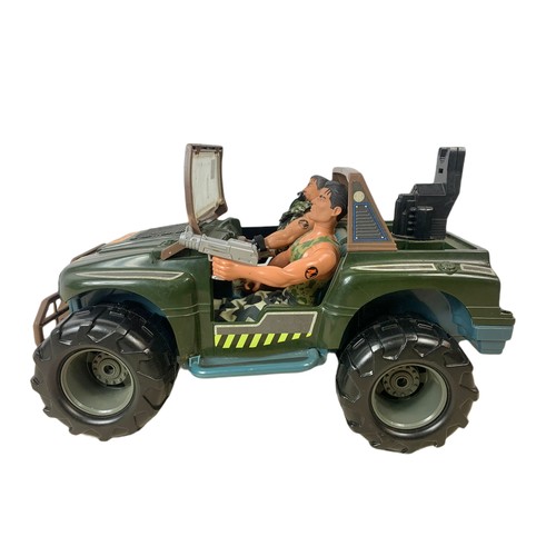 176c - Action Man toy jeep and 2 figures. 47cm