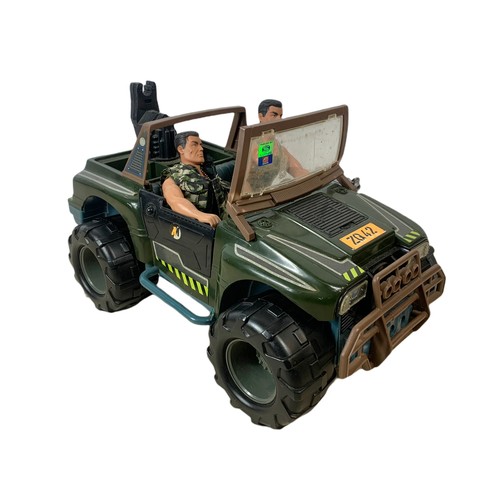 176c - Action Man toy jeep and 2 figures. 47cm