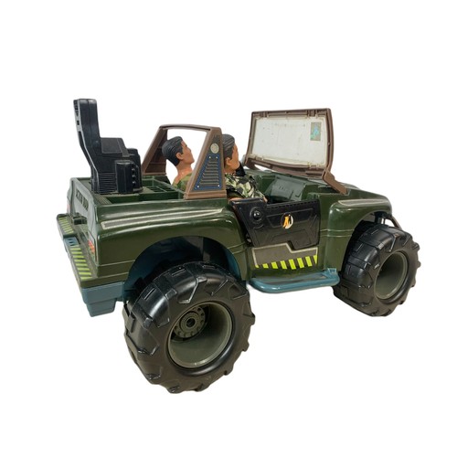 176c - Action Man toy jeep and 2 figures. 47cm