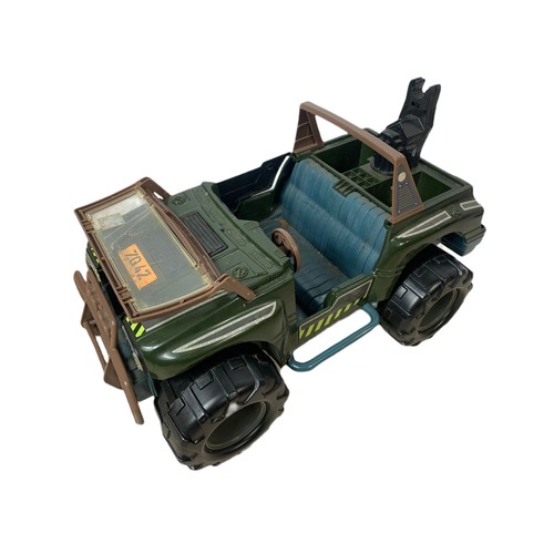 176c - Action Man toy jeep and 2 figures. 47cm