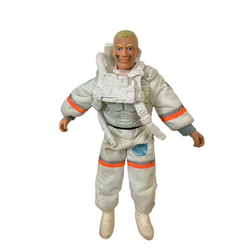 176d - 15 Action Man figures with clothes.