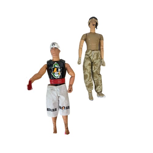 176d - 15 Action Man figures with clothes.