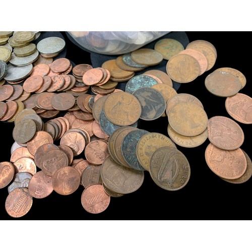 699a - Large quantity of various coins.