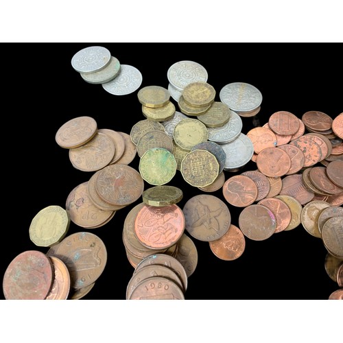 699a - Large quantity of various coins.