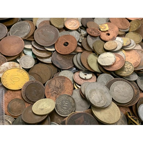 702f - Large quantity of old British and foreign coins