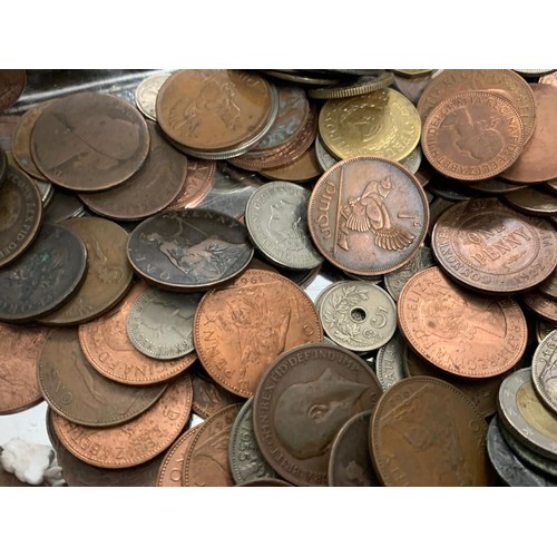 702f - Large quantity of old British and foreign coins