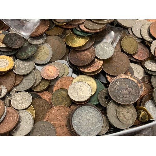 702f - Large quantity of old British and foreign coins