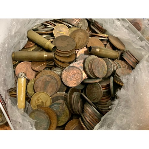 702f - Large quantity of old British and foreign coins