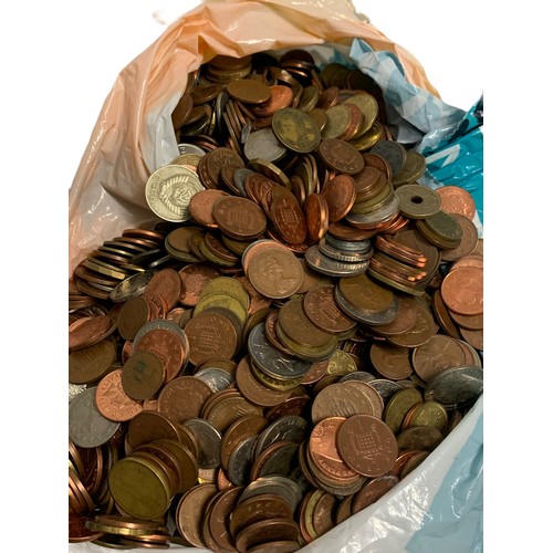 702f - Large quantity of old British and foreign coins