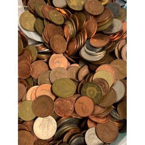 702f - Large quantity of old British and foreign coins