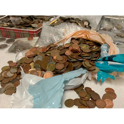 702f - Large quantity of old British and foreign coins