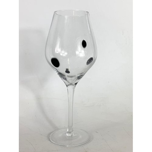 443 - Set of 6 Newgrange Living wine glasses in box. Glasses 23cm. Box 35x49cm