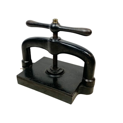 104b - Victorian book press. 43x25x34cm.