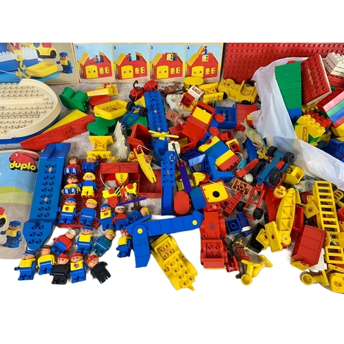 175a - Large quantity of Duplo