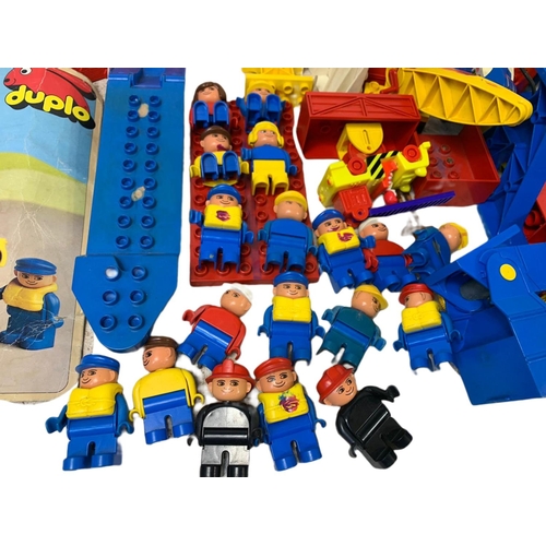 175a - Large quantity of Duplo