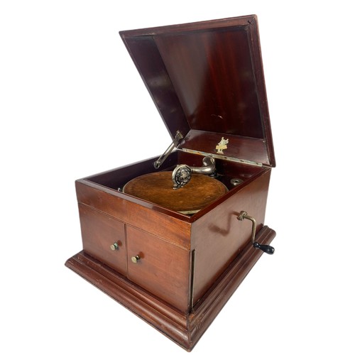 104c - Vintage Apollo gramophone