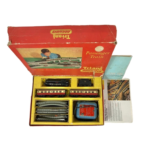 176 - Vintage Tri-ang Railways Passenger Train set in box. 46x31cm