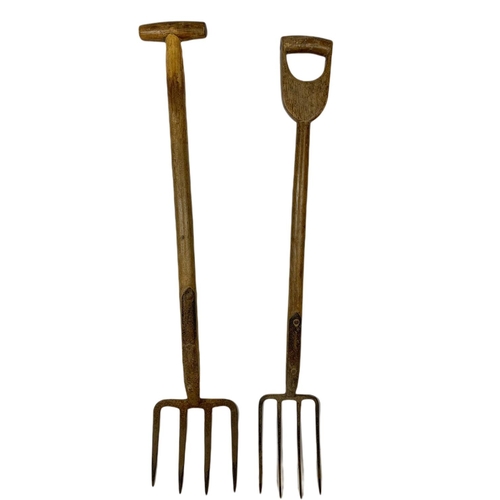 326 - 4 good quality garden tools. Spear & Jackson etc.