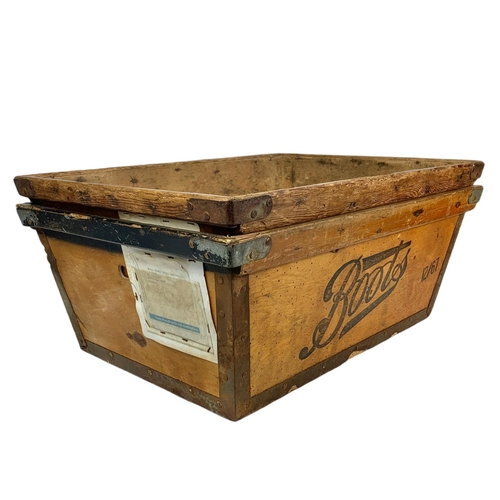 74 - Early 20th century Boots wooden crate. Circa 1900/1920. 62/45/30cm