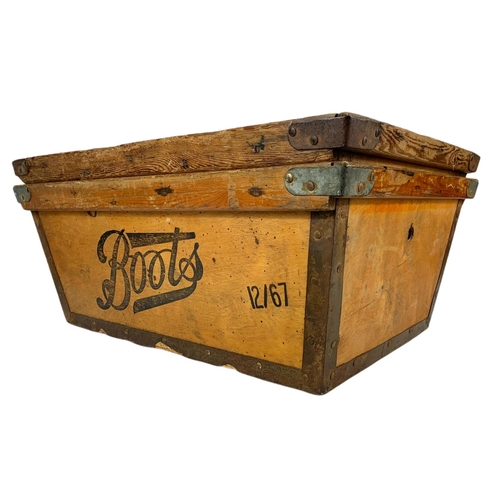 74 - Early 20th century Boots wooden crate. Circa 1900/1920. 62/45/30cm