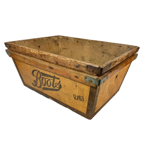 74 - Early 20th century Boots wooden crate. Circa 1900/1920. 62/45/30cm