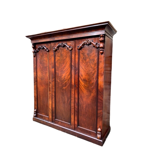 828 - Large Victorian carved mahogany 3 door wardrobe. 189x61x225cm