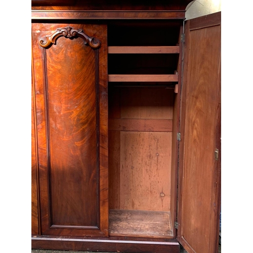 828 - Large Victorian carved mahogany 3 door wardrobe. 189x61x225cm