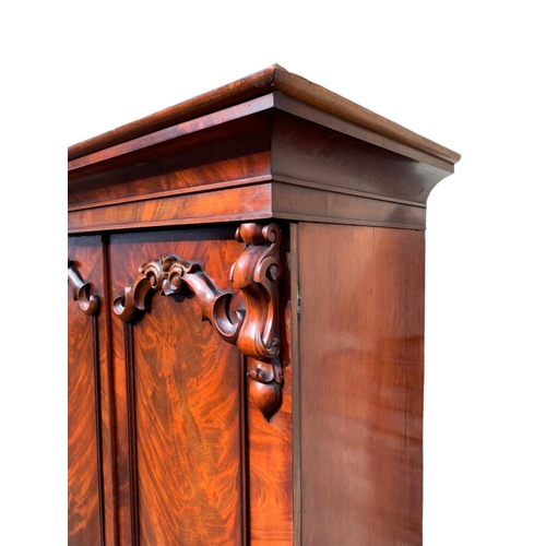 828 - Large Victorian carved mahogany 3 door wardrobe. 189x61x225cm