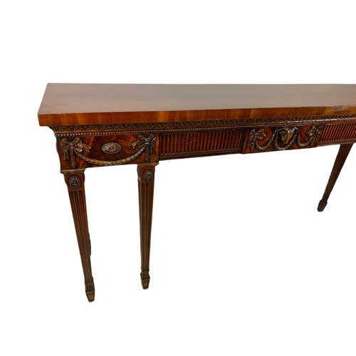 833 - Large Georgian style mahogany serving table/console table in the Robert Adams style. 188.5x44.5x96.5... 