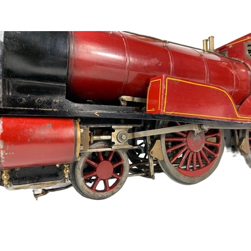 85 - Live Steam 3 1/2 inch Gauge 4-4-0 Locomotive And Tender train and carriage. Total length 103cm.