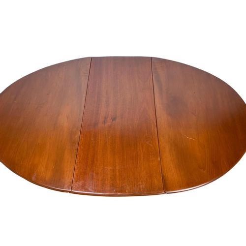 854 - Victorian mahogany drop leaf dining table. Extended 154x97x72.5cm