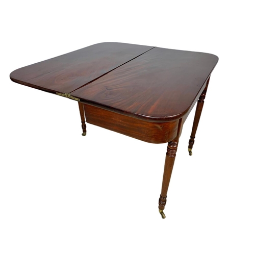 862 - Georgian mahogany turnover tea table. 91.5x45x75cm